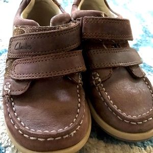 CLARKS boots for toddler boys. Brown. Size 6.5